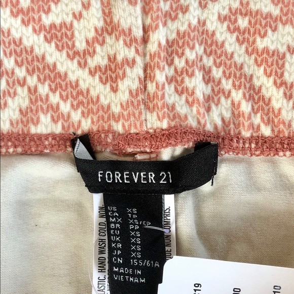 Salmon and Cream Pattern Leggings - Picture 4 of 4